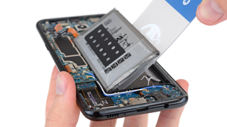 La primera autopsia del Galaxy S8+ revela que su batería es "prácticamente igual" a la del Note7